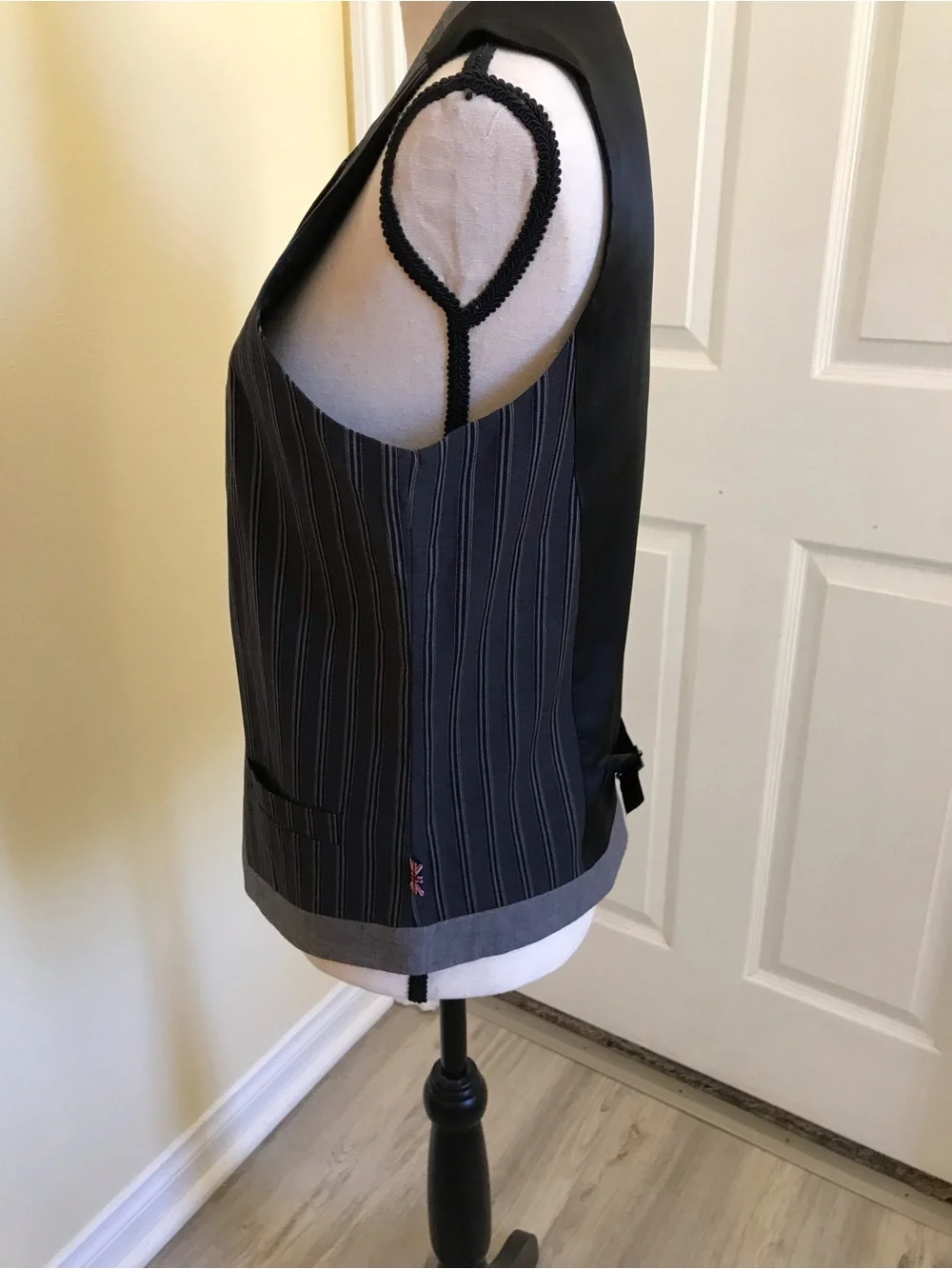 English Laundry Vest Striped Size Medium Embroidered Detailing Vest